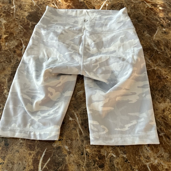 lululemon athletica Women's High-Rise White Camo Bike Shorts - Picture 2 of 6
